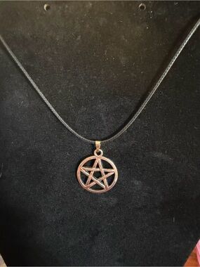 ✴️New✴️Pentagram Pendant Necklace in Silver Tone